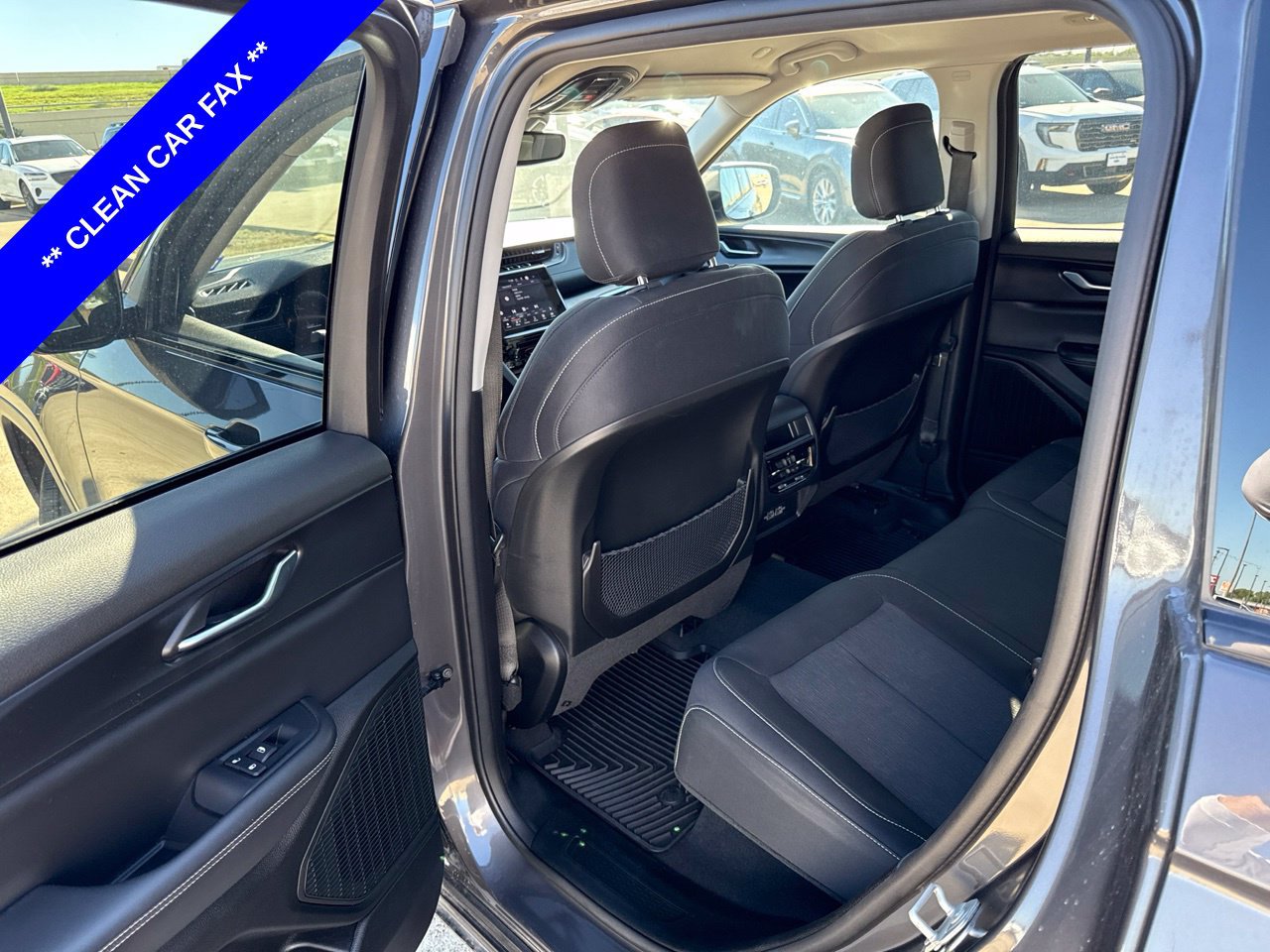 Used 2023 Jeep Grand Cherokee Laredo AWD/4WD image 7