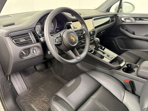 Certified 2025 Porsche Macan AWD/4WD image 4