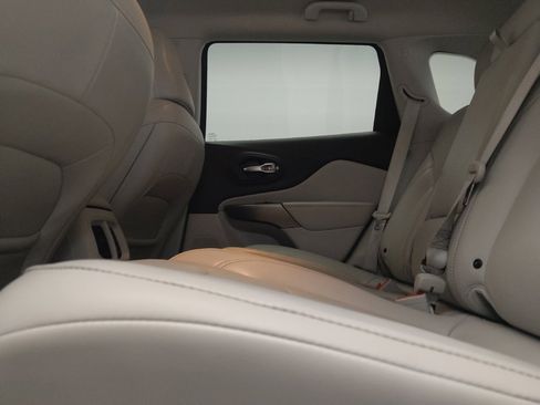 Used 2019 Jeep Cherokee Limited FWD image 18