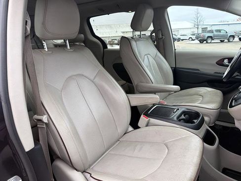 Used 2019 Chrysler Pacifica Limited image 24