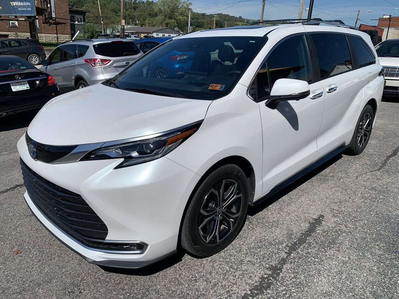 Used 2025 Toyota Sienna Platinum AWD/4WD image 2