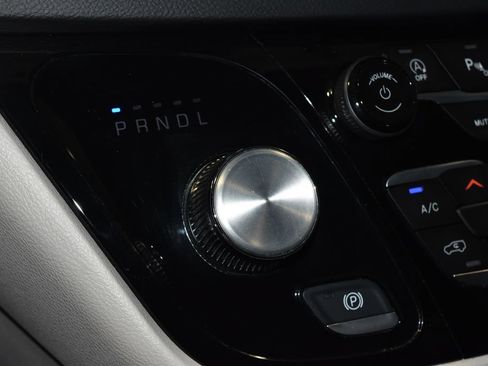 Used 2023 Chrysler Pacifica Touring-L FWD image 14