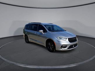 Used 2021 Chrysler Pacifica Touring w/ S Appearance Package FWD video 2