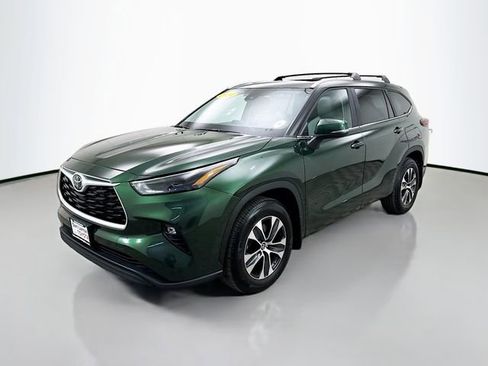 Used 2024 Toyota Highlander XLE image 3