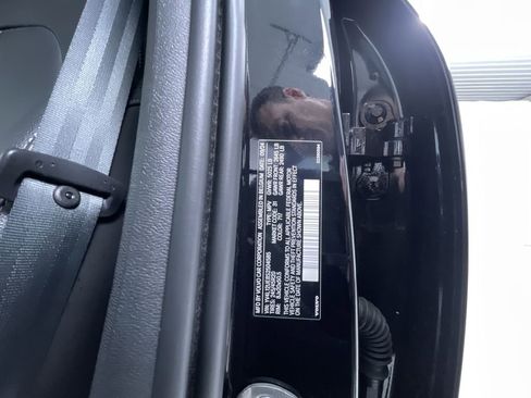 Used 2025 Volvo XC40 B5 Plus image 26