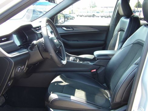 Used 2025 Jeep Grand Cherokee Altitude AWD/4WD image 6