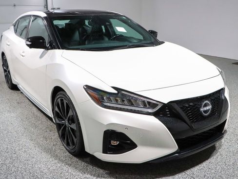 Used 2023 Nissan Maxima SR w/ Sport Mat Group FWD image 5
