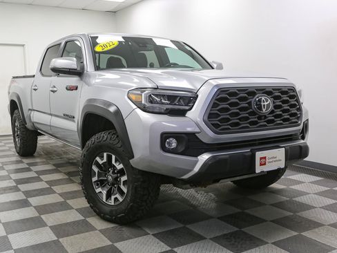 Used 2022 Toyota Tacoma TRD Off-Road w/ TRD Premium Off Road Package AWD/4WD image 3