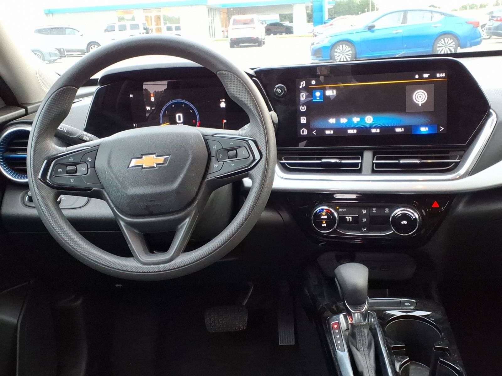 Used 2025 Chevrolet Trax LT FWD image 12
