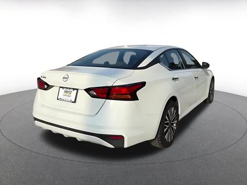 Used 2025 Nissan Altima 2.5 SV FWD image 14