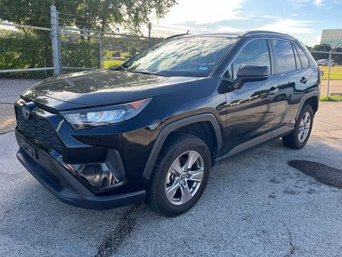 Used 2022 Toyota RAV4 LE AWD/4WD image 1