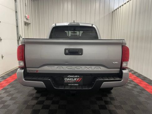 Used 2017 Toyota Tacoma TRD Sport w/ Tow Package (A/T) AWD/4WD image 3