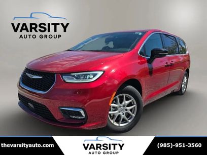 Used 2025 Chrysler Pacifica Select