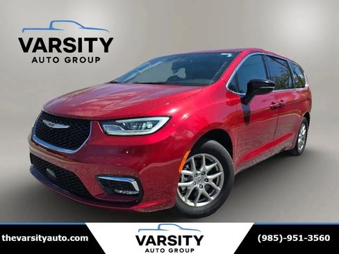 Used 2025 Chrysler Pacifica Select FWD image 1