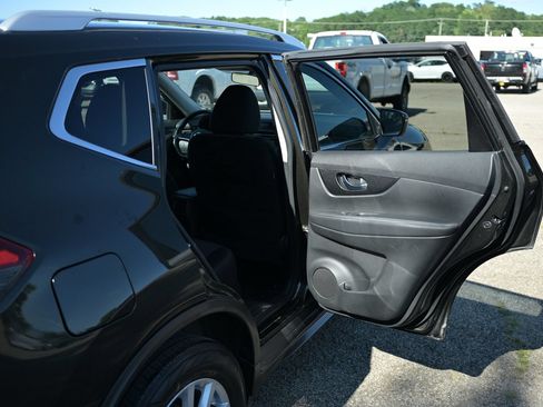 Used 2017 Nissan Rogue SV AWD/4WD image 41