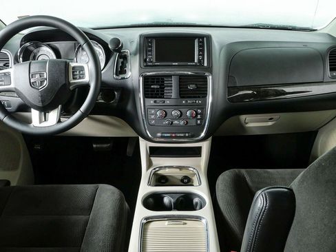 Used 2016 Dodge Grand Caravan SXT w/ UConnect Hands-Free Group FWD image 17