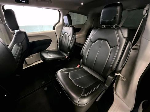 Used 2023 Chrysler Pacifica Touring-L FWD image 25