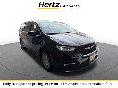 Used 2025 Chrysler Pacifica Select