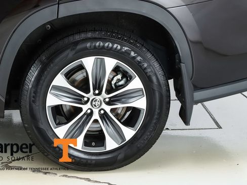 Used 2020 Toyota Highlander XLE AWD/4WD image 46