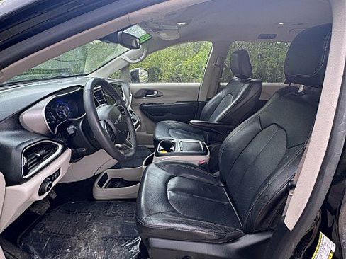 Used 2022 Chrysler Pacifica Touring-L FWD image 10