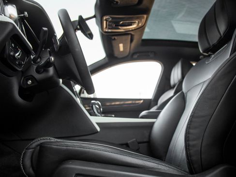 Used 2020 Bentley Bentayga V8 image 23