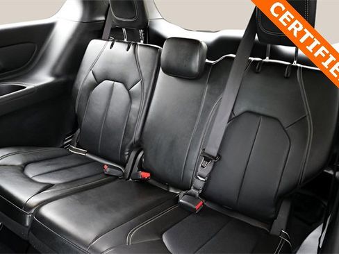 Used 2025 Chrysler Pacifica Select image 15