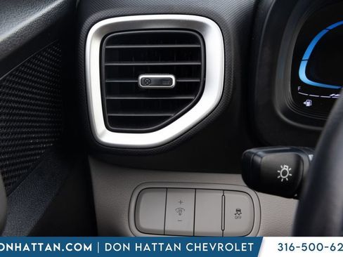 Used 2025 Hyundai Venue SEL FWD image 13