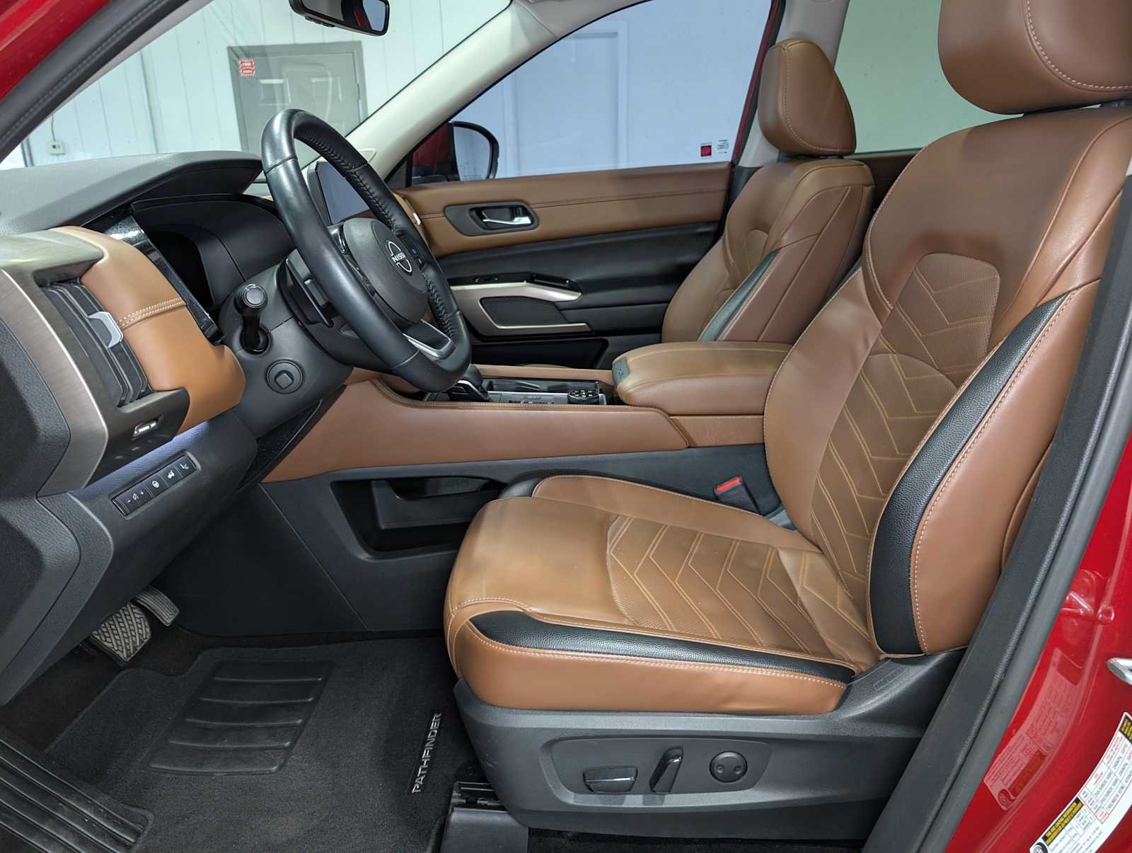 Used 2023 Nissan Pathfinder Platinum AWD/4WD image 4