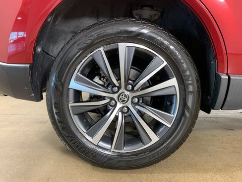 Used 2021 Toyota Venza LE AWD/4WD image 39
