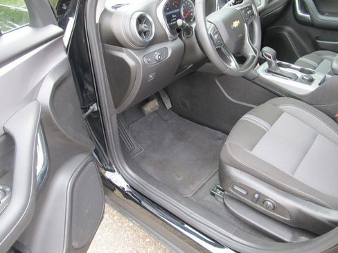 Used 2025 Chevrolet Blazer LT image 2