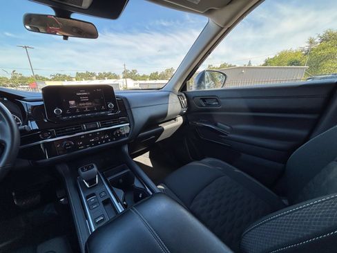 Used 2025 Nissan Pathfinder SV FWD image 33