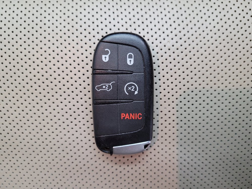 Used 2014 Jeep Grand Cherokee Overland w/ Advanced Technology Group AWD/4WD image 32