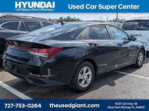 Used 2023 Hyundai Elantra SE FWD image 2
