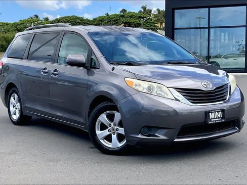 Used 2014 Toyota Sienna LE FWD image 1