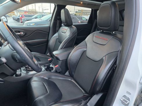 Used 2019 Jeep Cherokee Trailhawk w/ Comfort/Convenience Group image 16