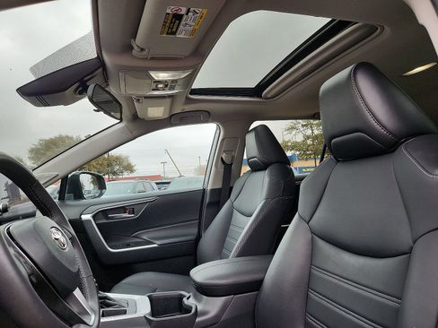 Used 2023 Toyota RAV4 XLE Premium image 13