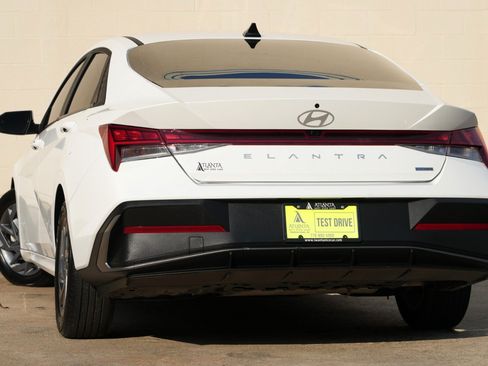Used 2025 Hyundai Elantra Hybrid FWD image 5