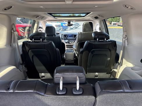 Used 2018 Chrysler Pacifica Limited FWD image 16