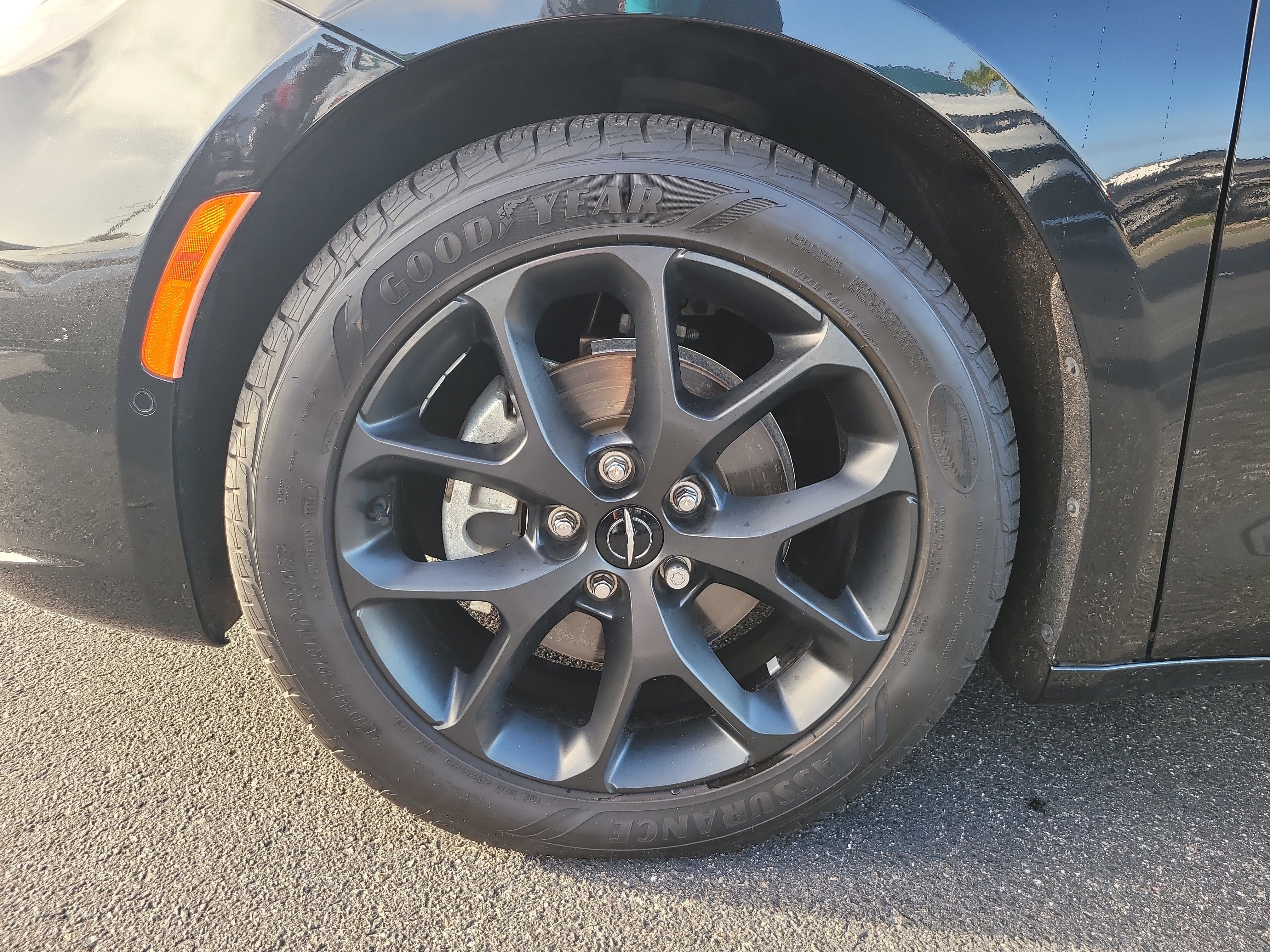 Used 2024 Chrysler Pacifica Limited w/ Uconnect Theater Family Group FWD image 9