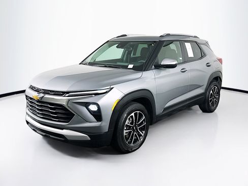 Used 2025 Chevrolet TrailBlazer LT FWD image 3