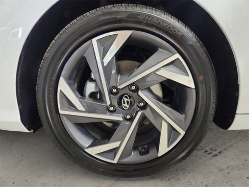 Used 2025 Hyundai Elantra SEL image 14
