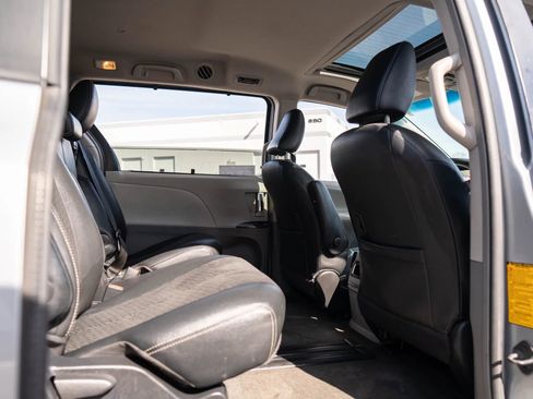 Used 2014 Toyota Sienna SE FWD image 16