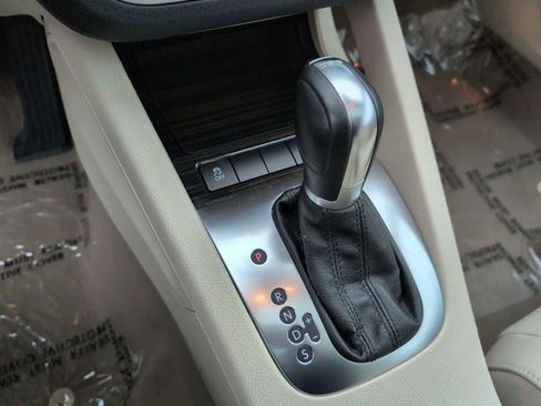 Used 2013 Volkswagen Eos Lux image 28