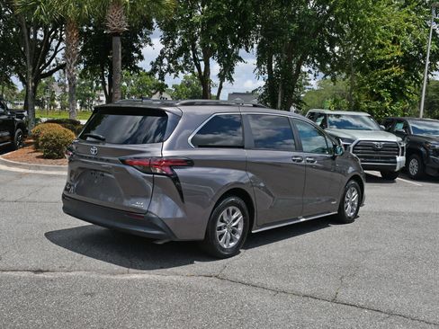Used 2021 Toyota Sienna XLE w/ XLE Plus Package FWD image 4