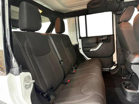 Used 2015 Jeep Wrangler Unlimited Sahara w/ Connectivity Group AWD/4WD image 18