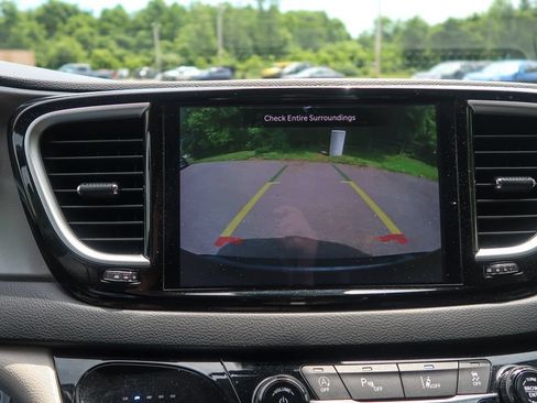 Used 2023 Chrysler Pacifica Touring-L FWD image 31
