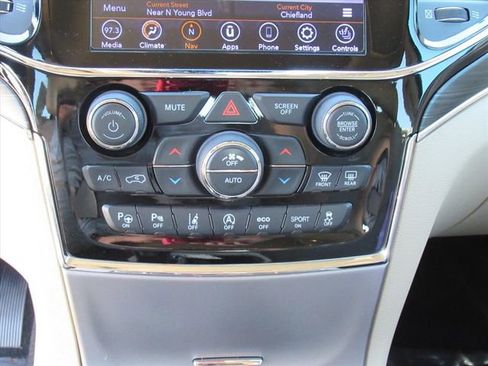 Used 2020 Jeep Grand Cherokee Limited w/ Luxury Group II image 24