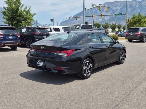 Used 2022 Hyundai Elantra SEL w/ Convenience + Premium Package FWD image 3