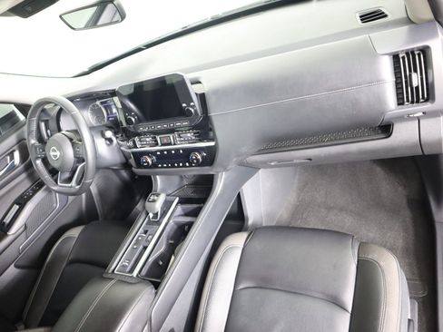 Used 2024 Nissan Pathfinder SL w/ Black Appearance Package image 12