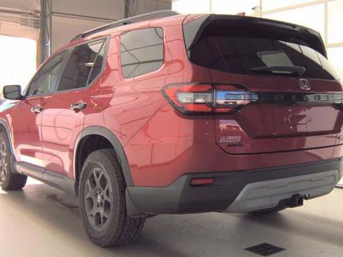 Used 2025 Honda Pilot TrailSport image 4